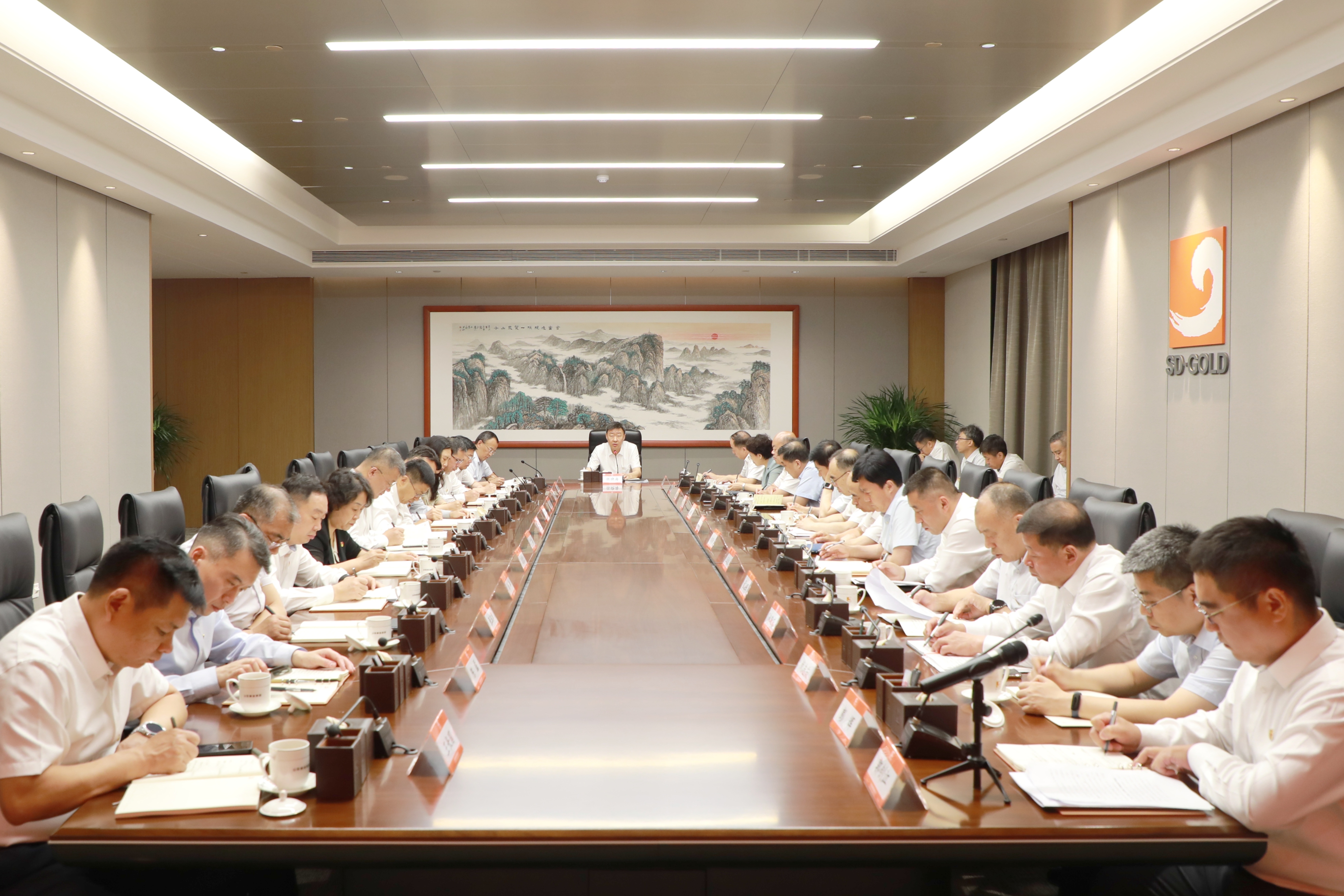 集團黨委理論學習中心組進行集體學習